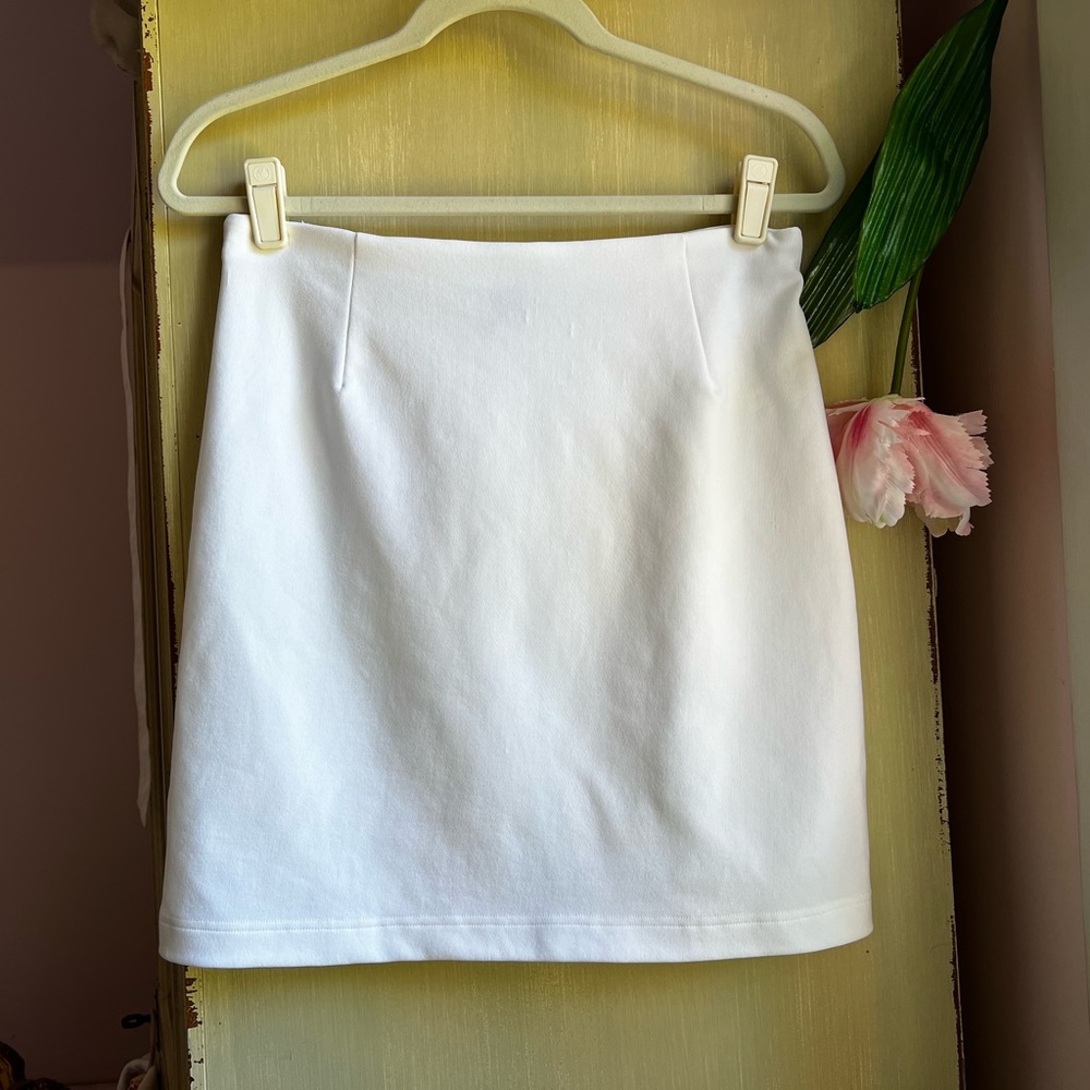 Short Skirt, White, Sz Small, Pull-on styling.  Matched set (sold separately).